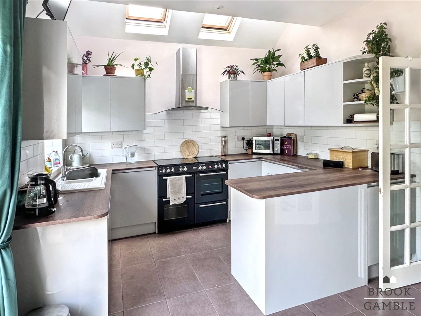 4 Bedroom House - Semi-Detached. Central Avenue in Eastbourne, East Sussex 11
